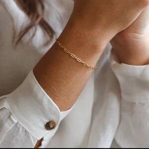 Elegant Gold Chain Bracelet